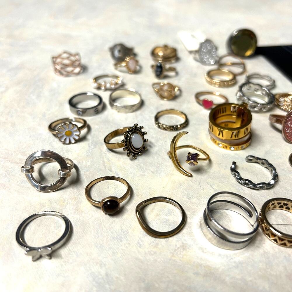 40 Rings All Wearable Assorted Styles And Sizes - Picture 2 of 5